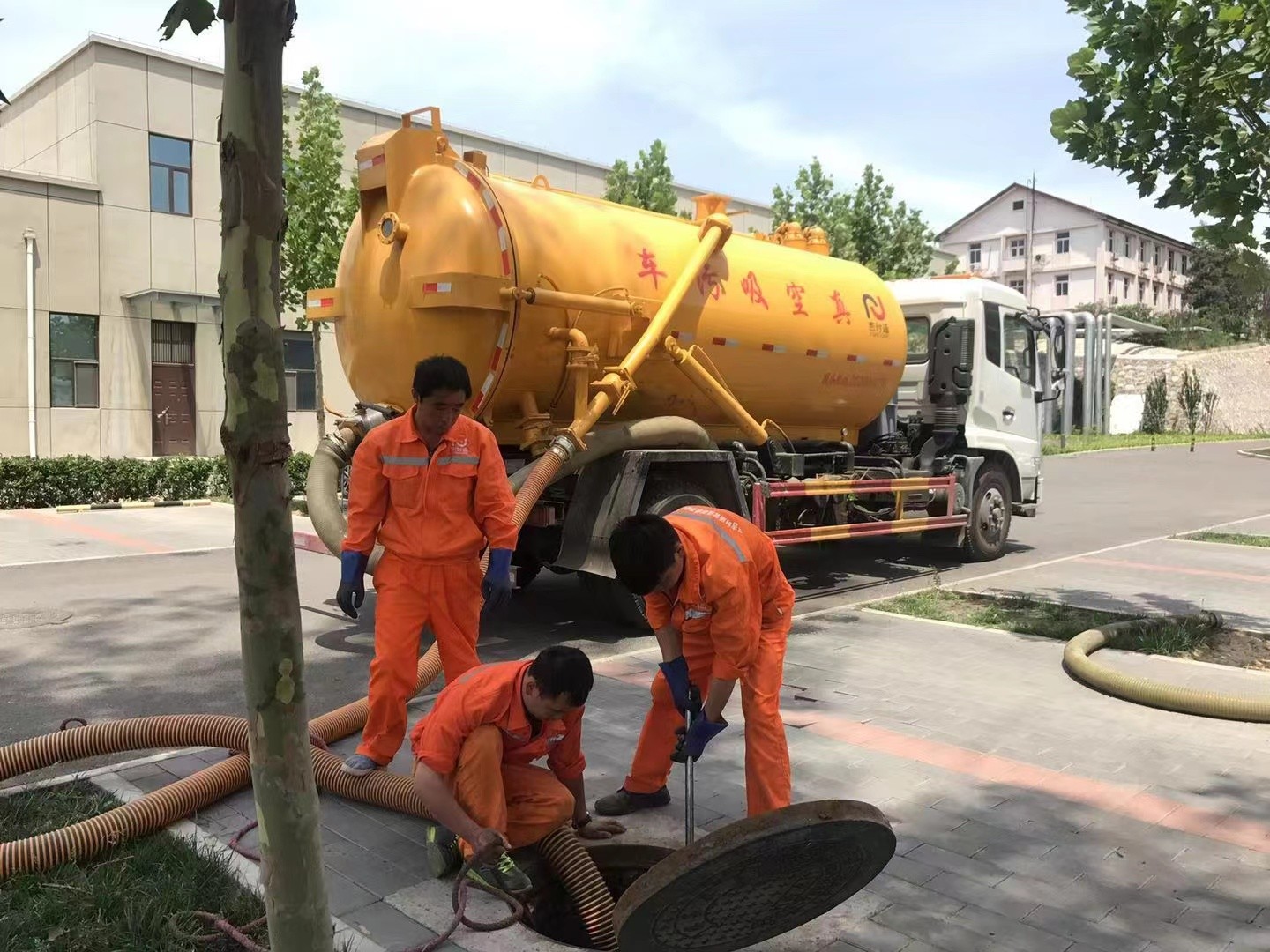 熊口镇管道疏通车停在窨井附近