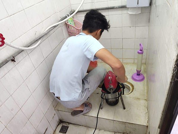 熊口镇管道堵塞冒臭气 专业师傅现场解决问题